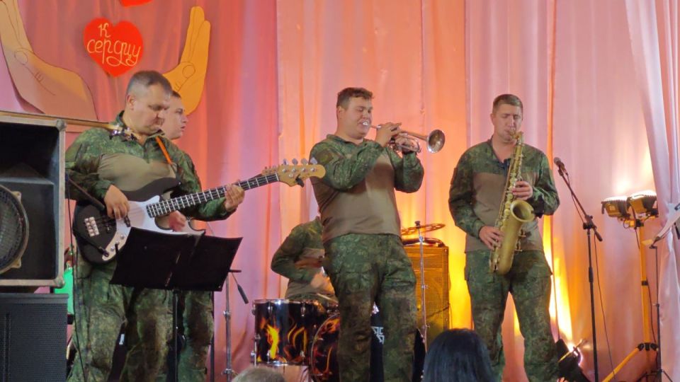 Военный оркестр 6 бригады управления выступил для жителей поселка Белое-1 Военный оркестр 6 бригады управления выступил для жителей поселка Белое-1