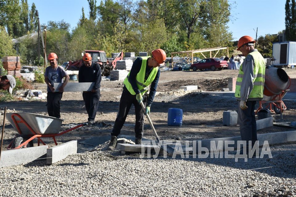 В Кировске активно идут строительные работы по благоустройству городского сквера на улице Войкова В Кировске активно идут строительные работы по благоустройству городского сквера на улице Войкова