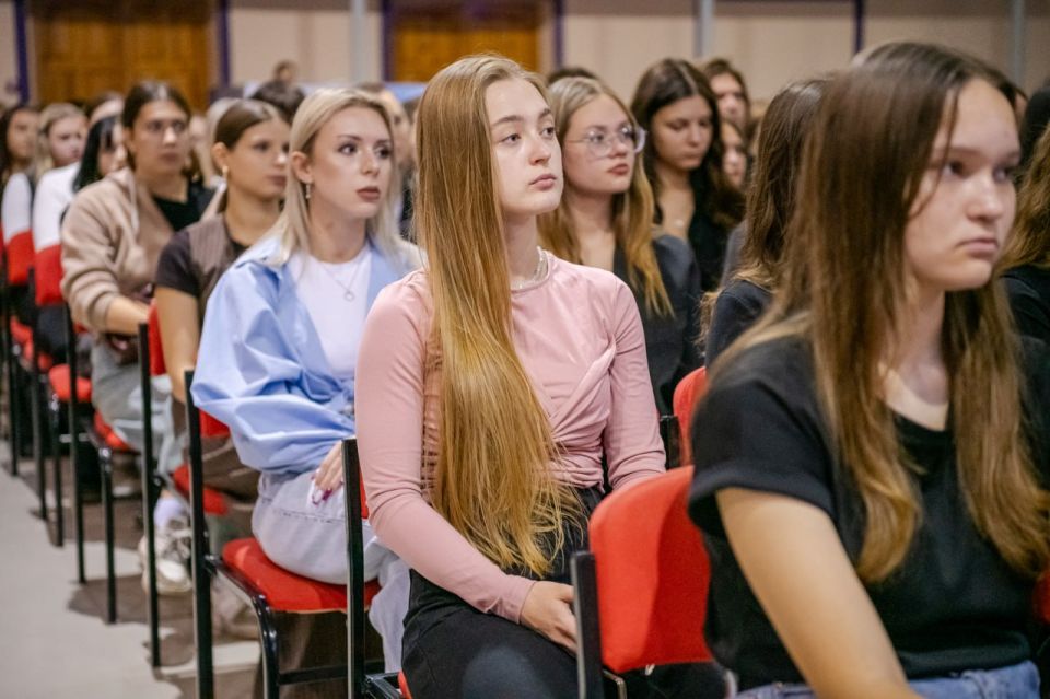 Анна Рослякова провела открытый диалог со студентами ЛНР Анна Рослякова провела открытый диалог со студентами ЛНР