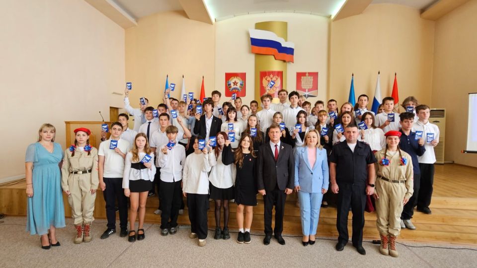 Роман Лысенко: Свой главный документ гражданина Российской Федерации получили юные жители Алчевска Роман Лысенко: Свой главный документ гражданина Российской Федерации получили юные жители Алчевска
