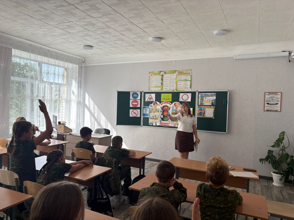 В Ясеновской школе №2 им. Д.В. Лазутина в 5-6классах была проведена викторина «Знатоки ПДД» В Ясеновской школе №2 им. Д.В. Лазутина в 5-6классах была проведена викторина «Знатоки ПДД»