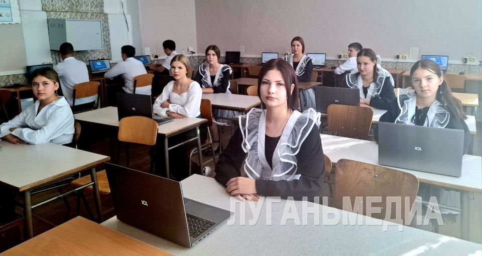 Еще пять школ Краснолучского округа обеспечены современной мебелью и техникой Еще пять школ Краснолучского округа обеспечены современной мебелью и техникой