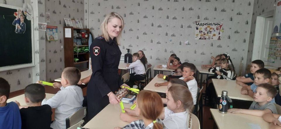 Заметный пешеход: ЮИД и ГИБДД учат алчевских школьников «светиться» в темноте Заметный пешеход: ЮИД и ГИБДД учат алчевских школьников «светиться» в темноте