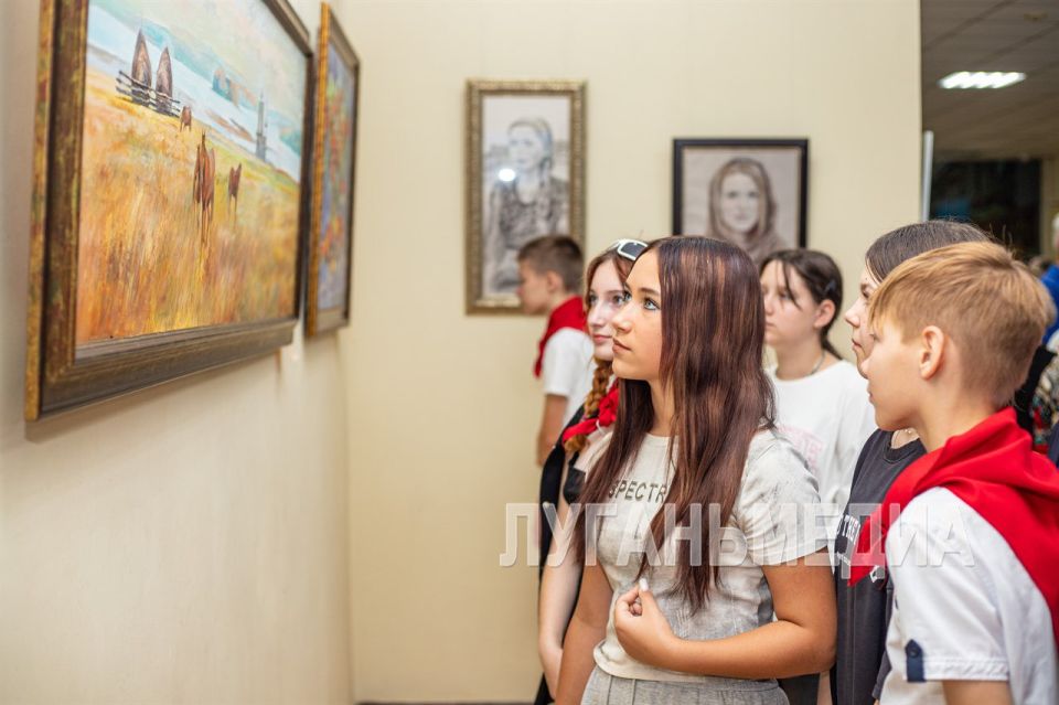 В Луганском художественном музее открылась выставка «Русский мир» В Луганском художественном музее открылась выставка «Русский мир»