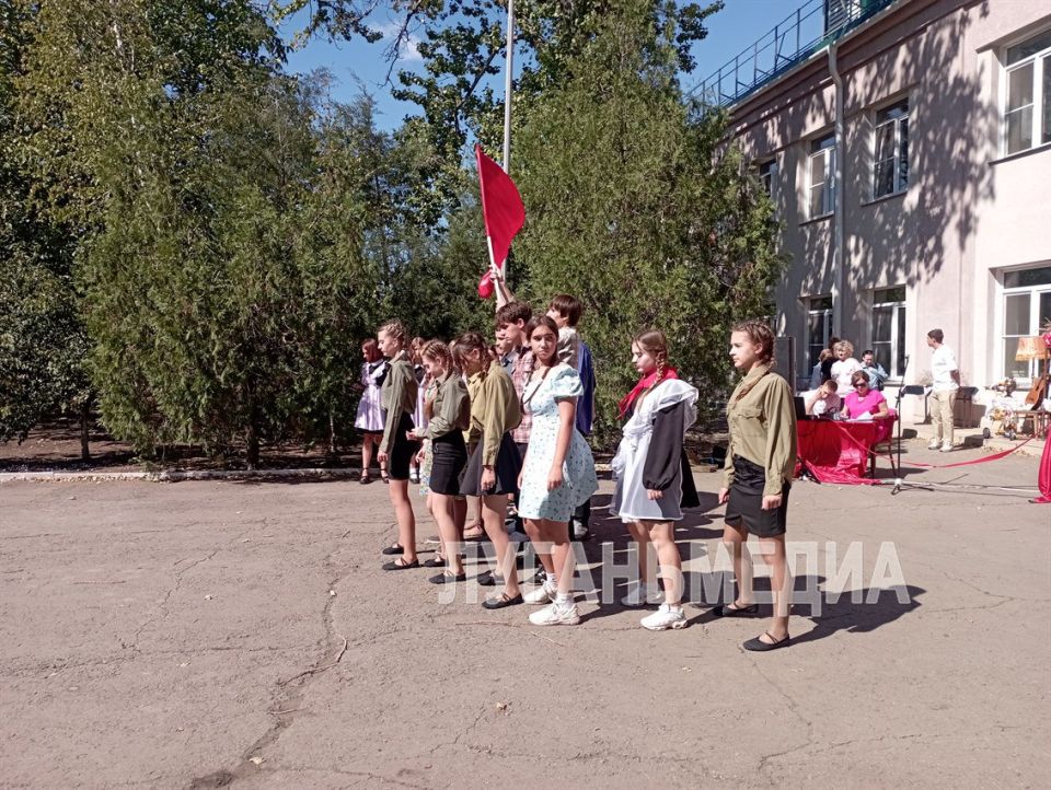 В Комсомольской СШ Свердловского муниципалитета прошла торжественная линейка, посвященная «Молодой гвардии» В Комсомольской СШ Свердловского муниципалитета прошла торжественная линейка, посвященная «Молодой гвардии»