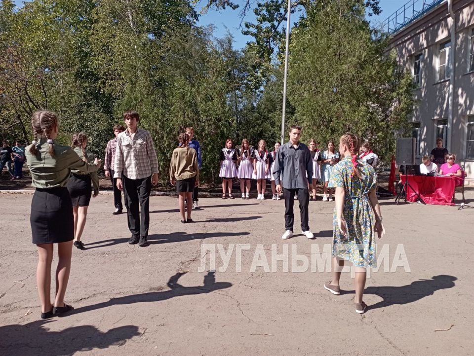 В Комсомольской СШ Свердловского муниципалитета прошла торжественная линейка, посвященная «Молодой гвардии» В Комсомольской СШ Свердловского муниципалитета прошла торжественная линейка, посвященная «Молодой гвардии»