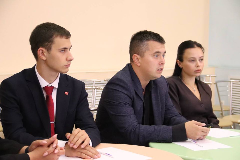 Хранители русского слова. Представители Молодежного парламента ЛНР на площадке штаба общественной поддержки «Единой России» доложили членам законодательных органов о проведенной работе в рамках контроля за реализацией... Хранители русского слова. Представители Молодежного парламента ЛНР на площадке штаба общественной поддержки «Единой России» доложили членам законодательных органов о проведенной работе в рамках контроля за реализацией...