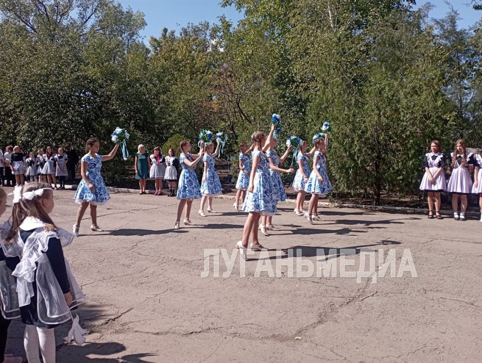 В Комсомольской СШ Свердловского муниципалитета прошла торжественная линейка, посвященная «Молодой гвардии» В Комсомольской СШ Свердловского муниципалитета прошла торжественная линейка, посвященная «Молодой гвардии»