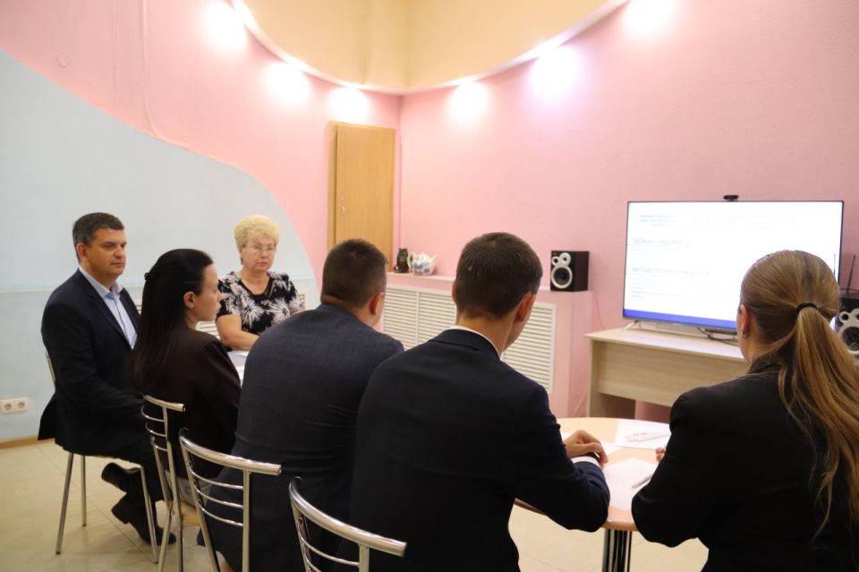 Хранители русского слова. Представители Молодежного парламента ЛНР на площадке штаба общественной поддержки «Единой России» доложили членам законодательных органов о проведенной работе в рамках контроля за реализацией... Хранители русского слова. Представители Молодежного парламента ЛНР на площадке штаба общественной поддержки «Единой России» доложили членам законодательных органов о проведенной работе в рамках контроля за реализацией...