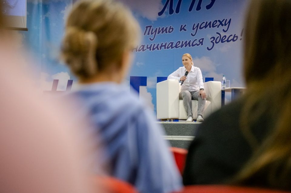 Анна Рослякова провела открытый диалог со студентами ЛНР Анна Рослякова провела открытый диалог со студентами ЛНР