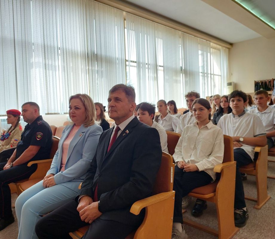 Роман Лысенко: Свой главный документ гражданина Российской Федерации получили юные жители Алчевска Роман Лысенко: Свой главный документ гражданина Российской Федерации получили юные жители Алчевска
