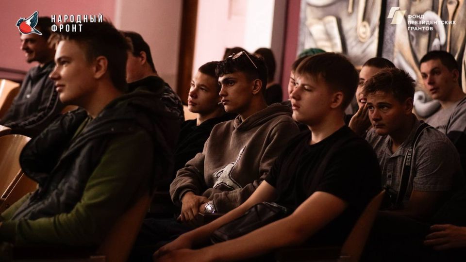 Молодёжка Народного Фронта открывает двери для молодых и активных! Молодёжка Народного Фронта открывает двери для молодых и активных!