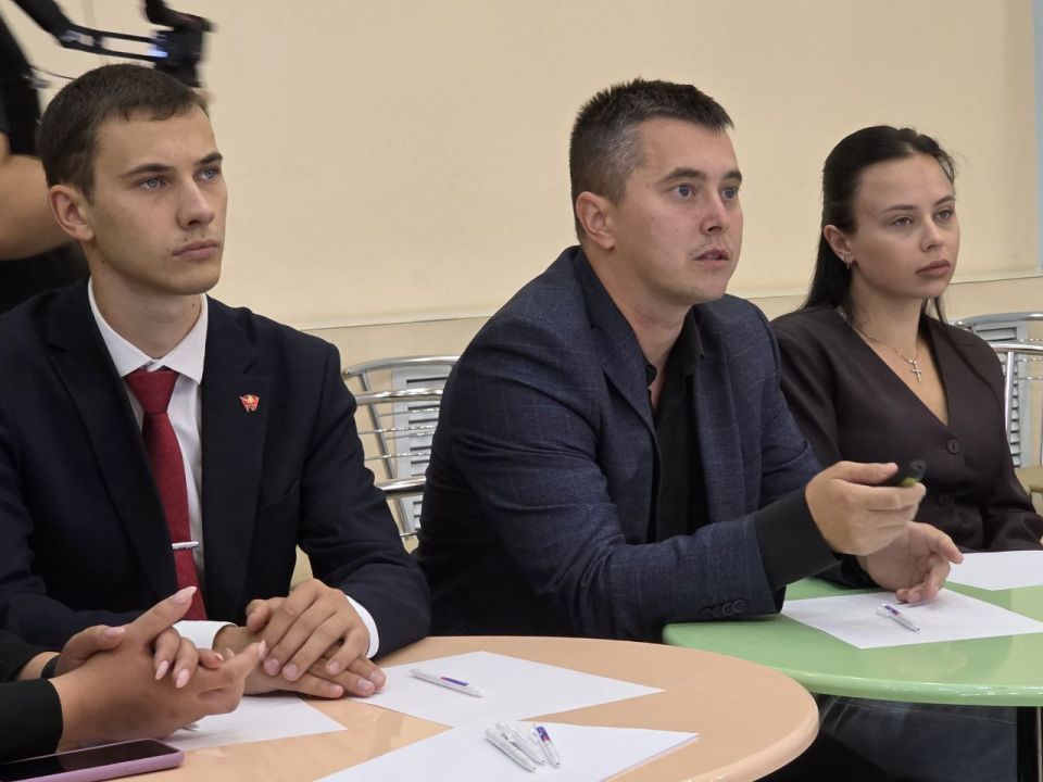 На площадке штаба общественной поддержки «Единой России» прошла встреча с представителями Молодежного парламента ЛНР, в которой приняли участие сенатор РФ Ольга Бас и депутат Народного Совета ЛНР Олег Коваль На площадке штаба общественной поддержки «Единой России» прошла встреча с представителями Молодежного парламента ЛНР, в которой приняли участие сенатор РФ Ольга Бас и депутат Народного Совета ЛНР Олег Коваль