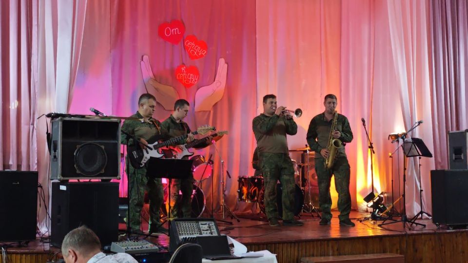 Военный оркестр 6 бригады управления выступил для жителей поселка Белое-1 Военный оркестр 6 бригады управления выступил для жителей поселка Белое-1