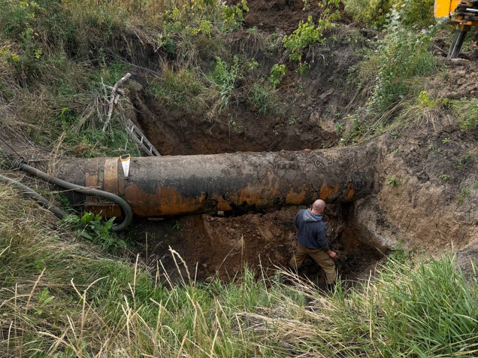 «Лугансквода» устраняет порыв на магистральном водоводе диаметром 900 мм в Славяносербском районе «Лугансквода» устраняет порыв на магистральном водоводе диаметром 900 мм в Славяносербском районе