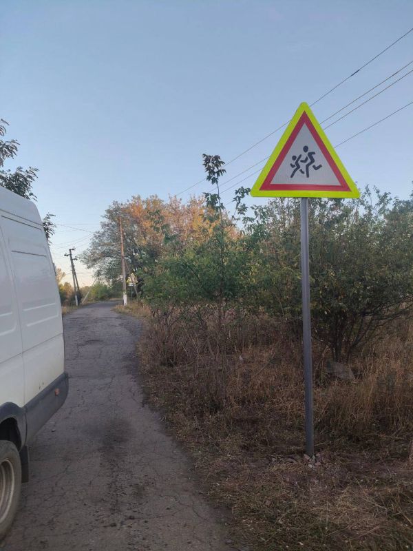 Внимание, дети!. В посёлках городского типа Кленовый и Большекаменка вблизи образовательных учреждений были установлены новые дорожные знаки «Осторожно, дети» Внимание, дети!. В посёлках городского типа Кленовый и Большекаменка вблизи образовательных учреждений были установлены новые дорожные знаки «Осторожно, дети»