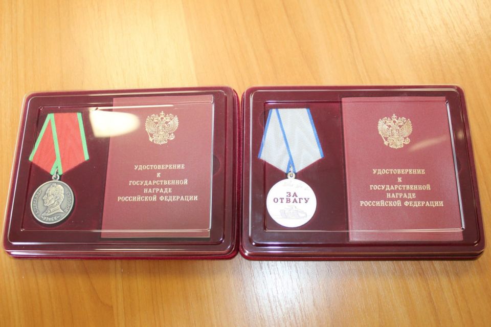 Виталий Коваленко: Сегодня совместно с военным комиссаром Беловодского муниципального округа Евгением Слипченко и координатором Комитета Семей Воинов Отечества Верой Гончаровой вручили медаль «За отвагу» и медаль «Суворова»... Виталий Коваленко: Сегодня совместно с военным комиссаром Беловодского муниципального округа Евгением Слипченко и координатором Комитета Семей Воинов Отечества Верой Гончаровой вручили медаль «За отвагу» и медаль «Суворова»...