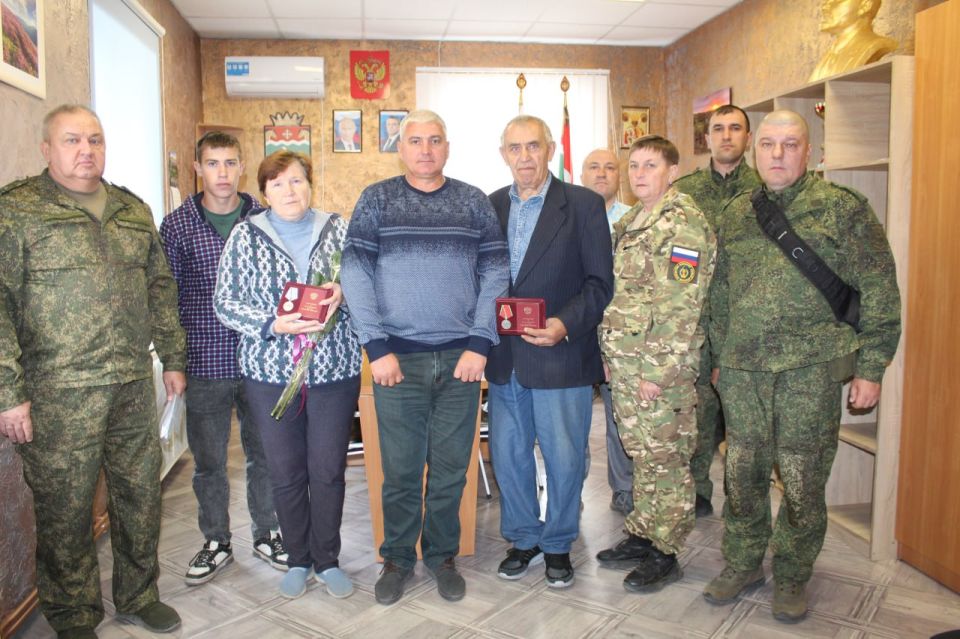 Виталий Коваленко: Сегодня совместно с военным комиссаром Беловодского муниципального округа Евгением Слипченко и координатором Комитета Семей Воинов Отечества Верой Гончаровой вручили медаль «За отвагу» и медаль «Суворова»... Виталий Коваленко: Сегодня совместно с военным комиссаром Беловодского муниципального округа Евгением Слипченко и координатором Комитета Семей Воинов Отечества Верой Гончаровой вручили медаль «За отвагу» и медаль «Суворова»...