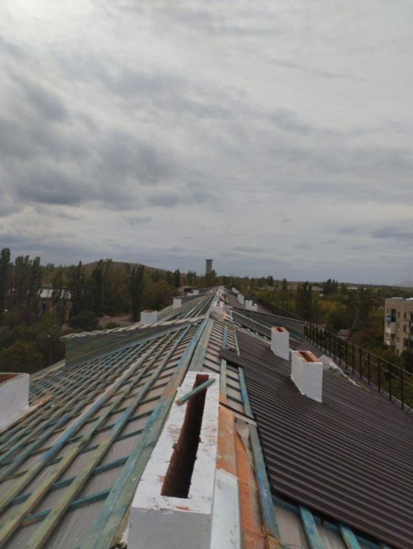 На доме 15 в микрорайоне Молодежный продолжаются работы по ремонту кровли На доме 15 в микрорайоне Молодежный продолжаются работы по ремонту кровли