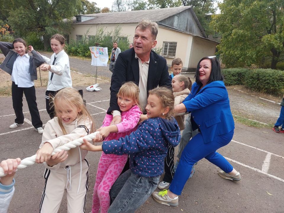 Роман Лысенко: Одним из событий этого предпраздничного дня в Алчевске стала спортивная, активная и креативная ярмарка здоровья «ЗОЖигай» в ГБОУ ЛНР «АСОШ №15» Роман Лысенко: Одним из событий этого предпраздничного дня в Алчевске стала спортивная, активная и креативная ярмарка здоровья «ЗОЖигай» в ГБОУ ЛНР «АСОШ №15»
