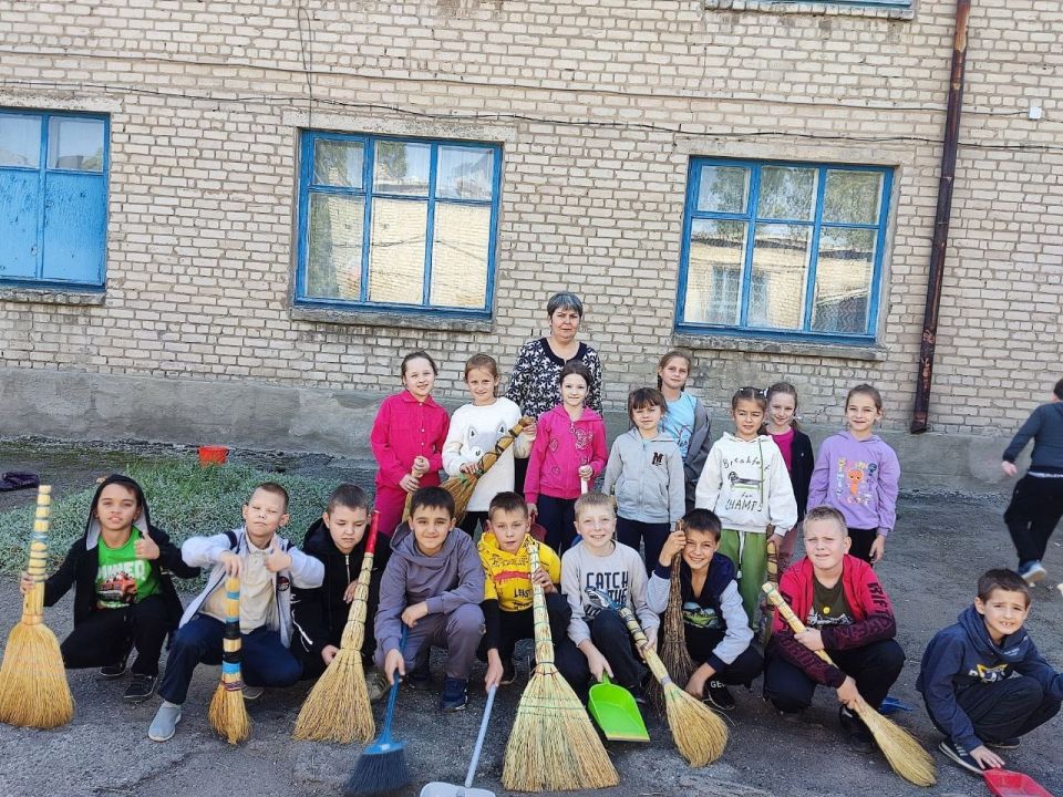 Лутугинская школа №2 приняла активное участие во Всероссийском экологическом субботнике «Зеленая Россия» Лутугинская школа №2 приняла активное участие во Всероссийском экологическом субботнике «Зеленая Россия»