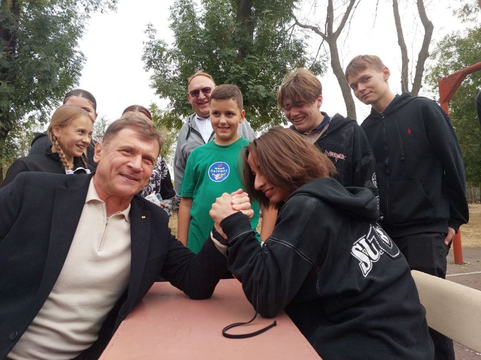 Роман Лысенко: Одним из событий этого предпраздничного дня в Алчевске стала спортивная, активная и креативная ярмарка здоровья «ЗОЖигай» в ГБОУ ЛНР «АСОШ №15» Роман Лысенко: Одним из событий этого предпраздничного дня в Алчевске стала спортивная, активная и креативная ярмарка здоровья «ЗОЖигай» в ГБОУ ЛНР «АСОШ №15»