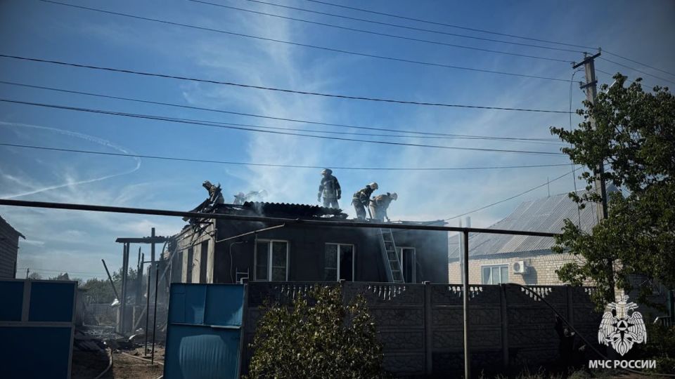 Спасатели МЧС России предотвратили распространение огня в Станице Луганской Спасатели МЧС России предотвратили распространение огня в Станице Луганской