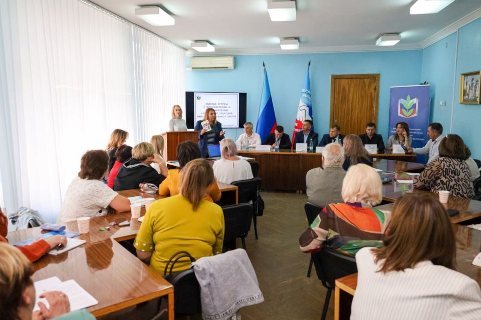 Денис Колесников обсудил вопросы развития образования с работниками профсоюзов Денис Колесников обсудил вопросы развития образования с работниками профсоюзов