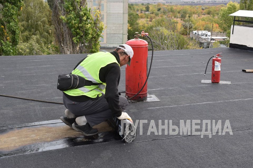 В Стаханове продолжаются работы по ремонту кровель многоквартирных домов В Стаханове продолжаются работы по ремонту кровель многоквартирных домов