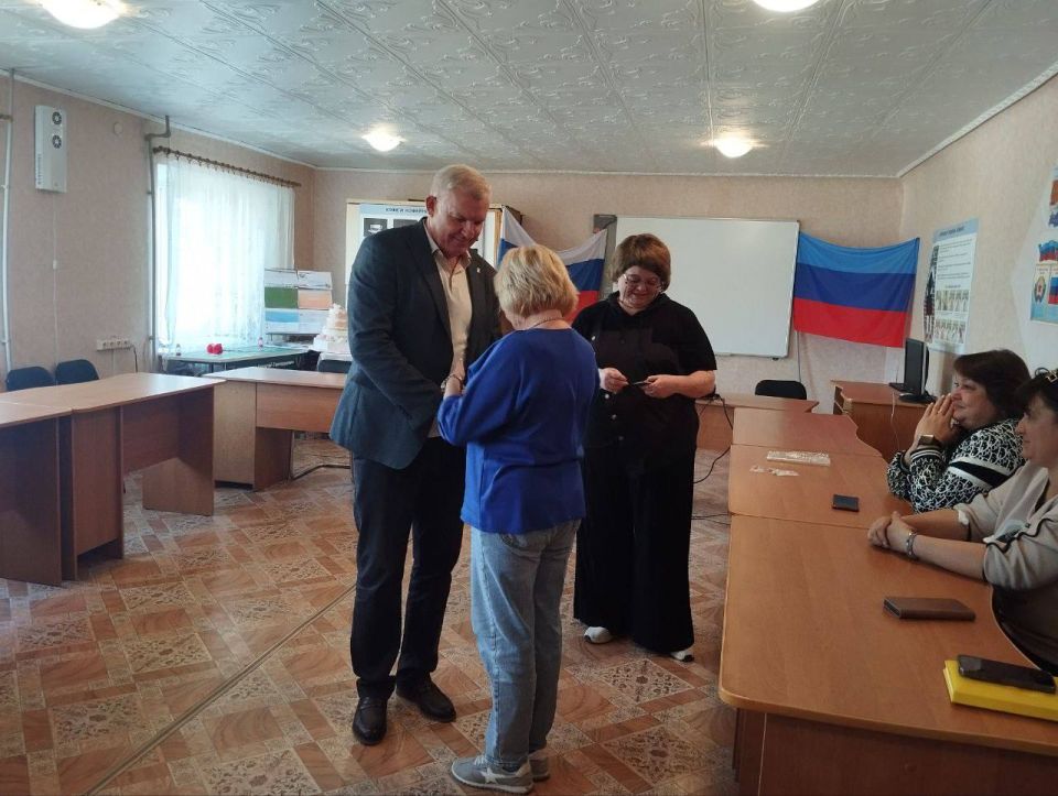 Владимир Шавлай провел встречу с сотрудниками ГБОУ СПО ЛНР «Краснодонский торгово-кулинарный колледж» Владимир Шавлай провел встречу с сотрудниками ГБОУ СПО ЛНР «Краснодонский торгово-кулинарный колледж»