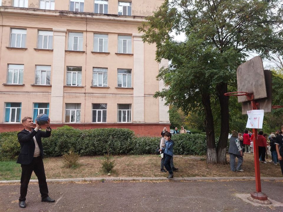 Роман Лысенко: Одним из событий этого предпраздничного дня в Алчевске стала спортивная, активная и креативная ярмарка здоровья «ЗОЖигай» в ГБОУ ЛНР «АСОШ №15» Роман Лысенко: Одним из событий этого предпраздничного дня в Алчевске стала спортивная, активная и креативная ярмарка здоровья «ЗОЖигай» в ГБОУ ЛНР «АСОШ №15»
