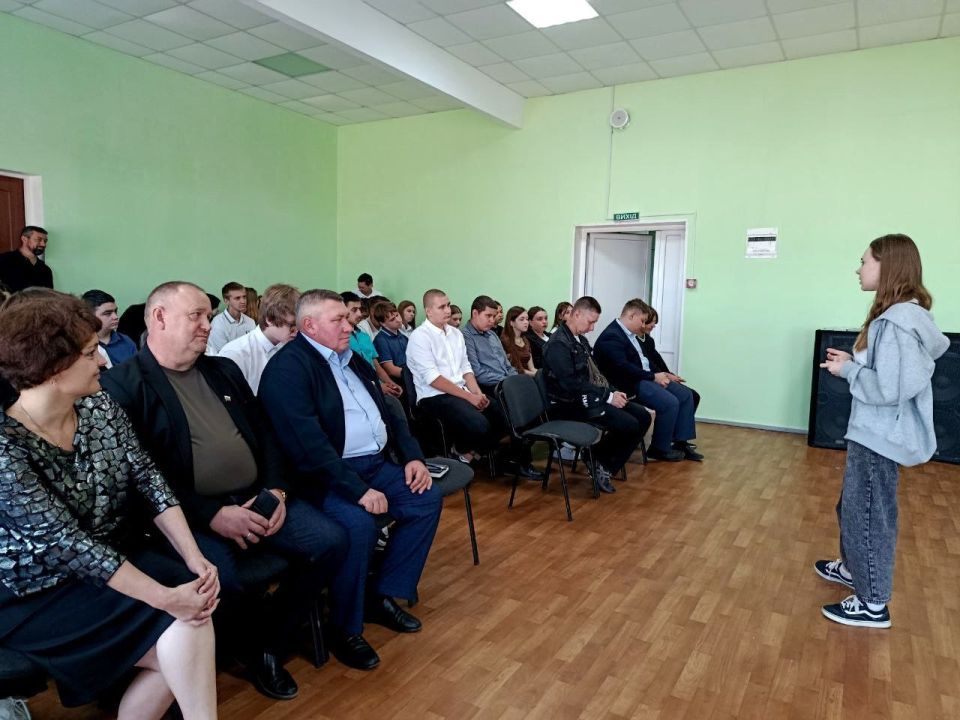 Константин Бутримов: Молодежь Новоайдара открывает путь к карьере в рамках проекта «Единой России» «Выбирай свое» Константин Бутримов: Молодежь Новоайдара открывает путь к карьере в рамках проекта «Единой России» «Выбирай свое»