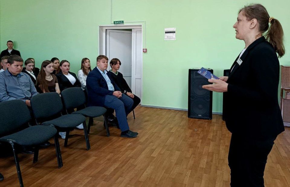 Константин Бутримов: Молодежь Новоайдара открывает путь к карьере в рамках проекта «Единой России» «Выбирай свое» Константин Бутримов: Молодежь Новоайдара открывает путь к карьере в рамках проекта «Единой России» «Выбирай свое»