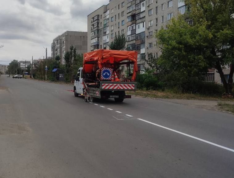 В целях повышения уровня безопасности дорожного движения и приведения автомобильных дорог в соответствие с установленными стандартами силами государственного унитарного предприятия ЛНР «Луганский автодор» начат комплекс... В целях повышения уровня безопасности дорожного движения и приведения автомобильных дорог в соответствие с установленными стандартами силами государственного унитарного предприятия ЛНР «Луганский автодор» начат комплекс...