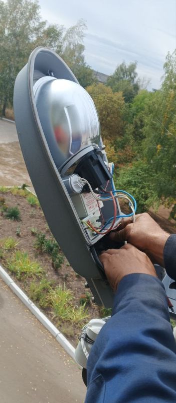 Продолжаются работы по восстановлению уличного освещения в Старобельском муниципальном округе Продолжаются работы по восстановлению уличного освещения в Старобельском муниципальном округе