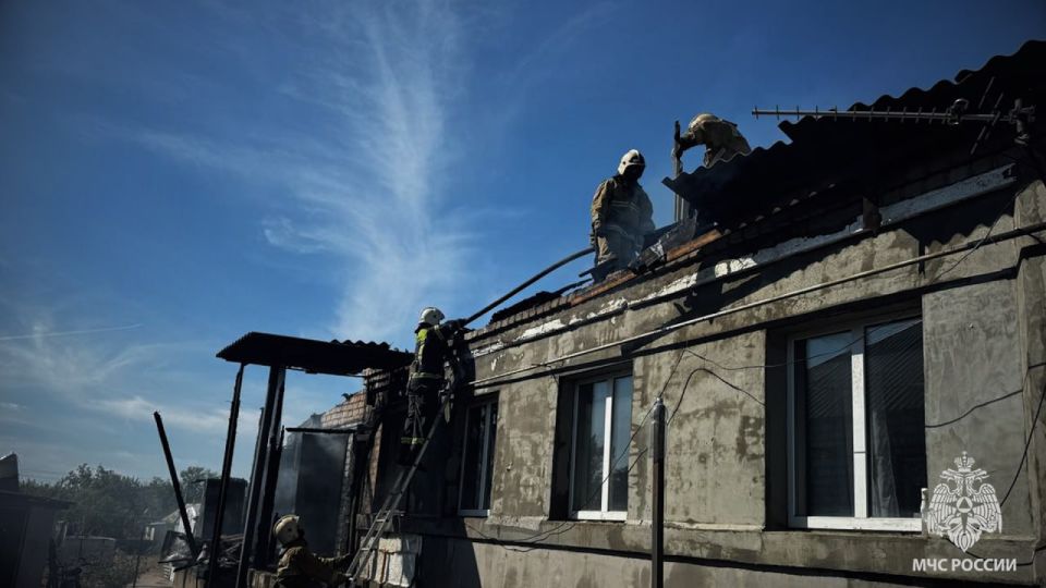 Спасатели МЧС России предотвратили распространение огня в Станице Луганской Спасатели МЧС России предотвратили распространение огня в Станице Луганской