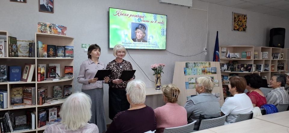 В Красном Луче для слушателей Университета третьего возраста состоялся литературный-музыкальный вечер «Какая роскошь быть не в моде» В Красном Луче для слушателей Университета третьего возраста состоялся литературный-музыкальный вечер «Какая роскошь быть не в моде»