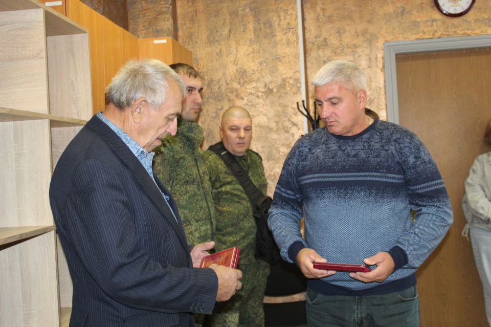 Виталий Коваленко: Сегодня совместно с военным комиссаром Беловодского муниципального округа Евгением Слипченко и координатором Комитета Семей Воинов Отечества Верой Гончаровой вручили медаль «За отвагу» и медаль «Суворова»... Виталий Коваленко: Сегодня совместно с военным комиссаром Беловодского муниципального округа Евгением Слипченко и координатором Комитета Семей Воинов Отечества Верой Гончаровой вручили медаль «За отвагу» и медаль «Суворова»...