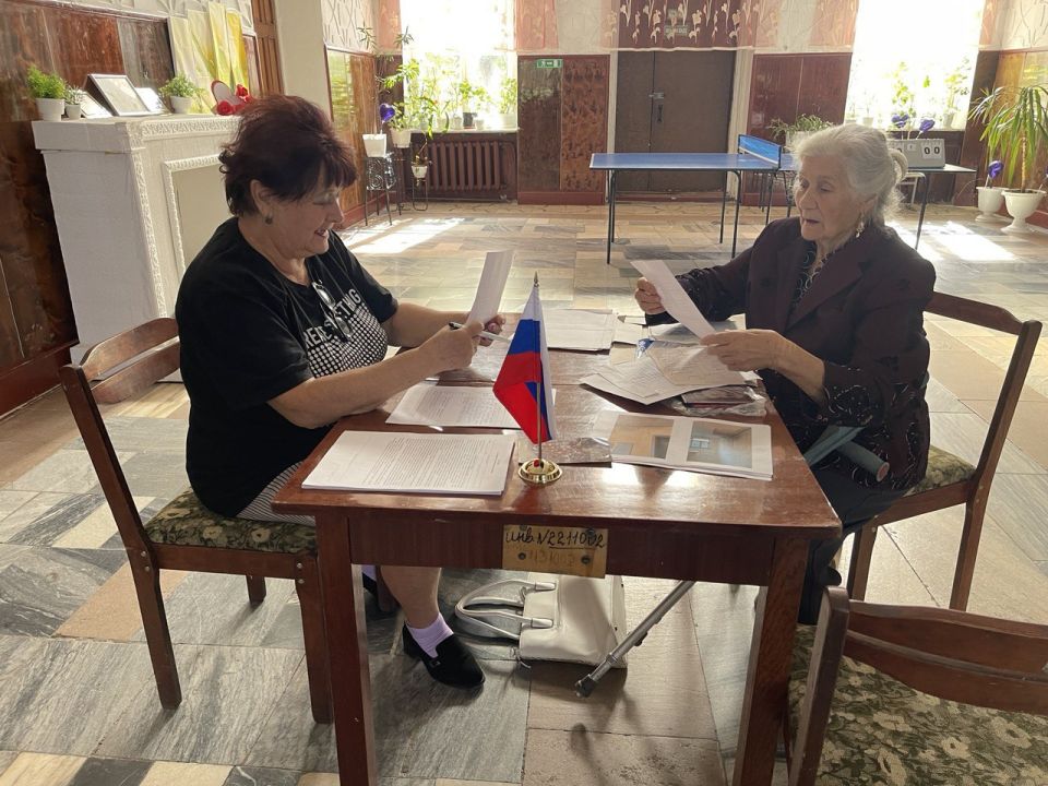 Депутат Совета городского округа города Брянка Лина Спесивцева провела приём граждан Депутат Совета городского округа города Брянка Лина Спесивцева провела приём граждан