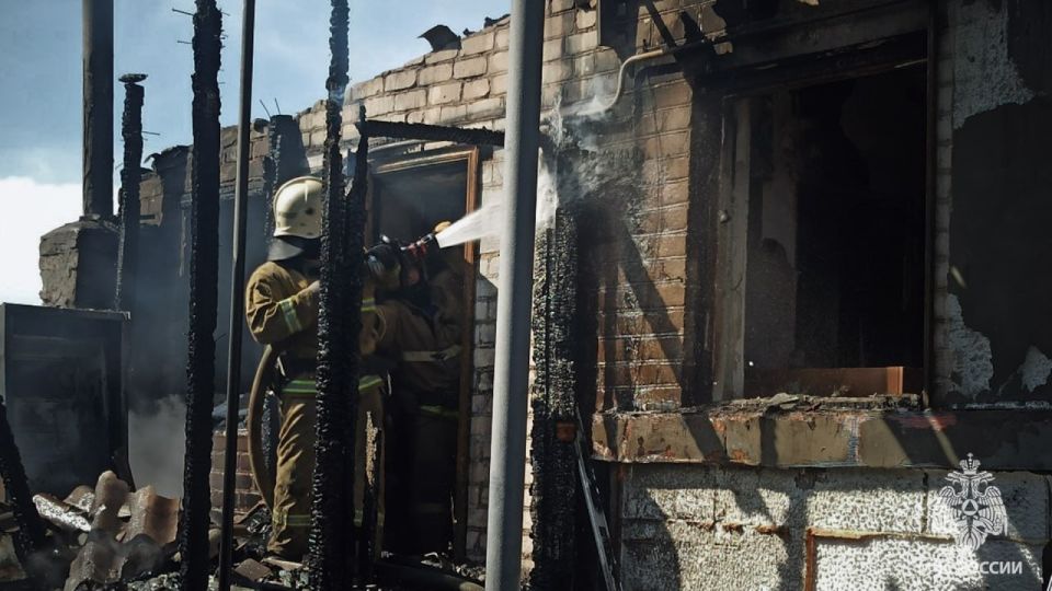 Спасатели МЧС России предотвратили распространение огня в Станице Луганской Спасатели МЧС России предотвратили распространение огня в Станице Луганской