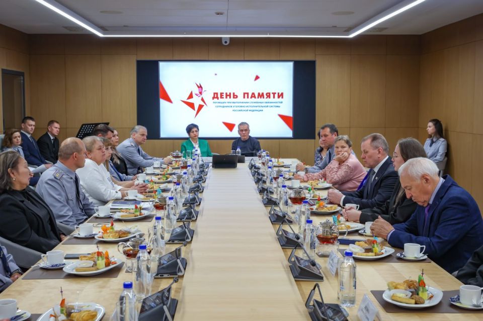 Директор ФСИН России генерал внутренней службы Российской Федерации Аркадий Гостев встретился с семьями сотрудников уголовно-исполнительной системы, погибших при выполнении воинского долга в ходе специальной военной операции... Директор ФСИН России генерал внутренней службы Российской Федерации Аркадий Гостев встретился с семьями сотрудников уголовно-исполнительной системы, погибших при выполнении воинского долга в ходе специальной военной операции...