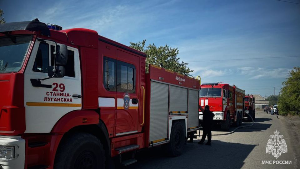 Спасатели МЧС России предотвратили распространение огня в Станице Луганской Спасатели МЧС России предотвратили распространение огня в Станице Луганской