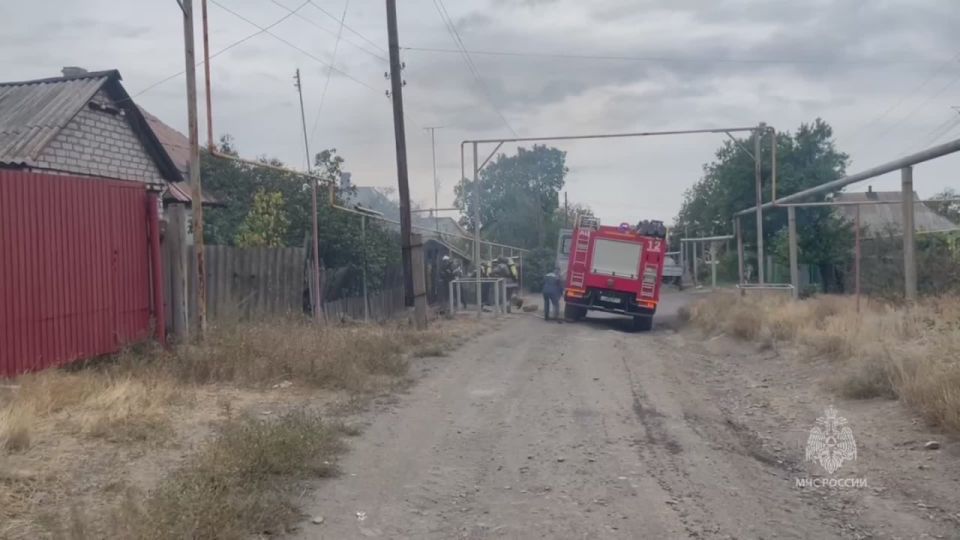 Быстрое реагирование спасателей остановило распространение пожара в Красном Луче