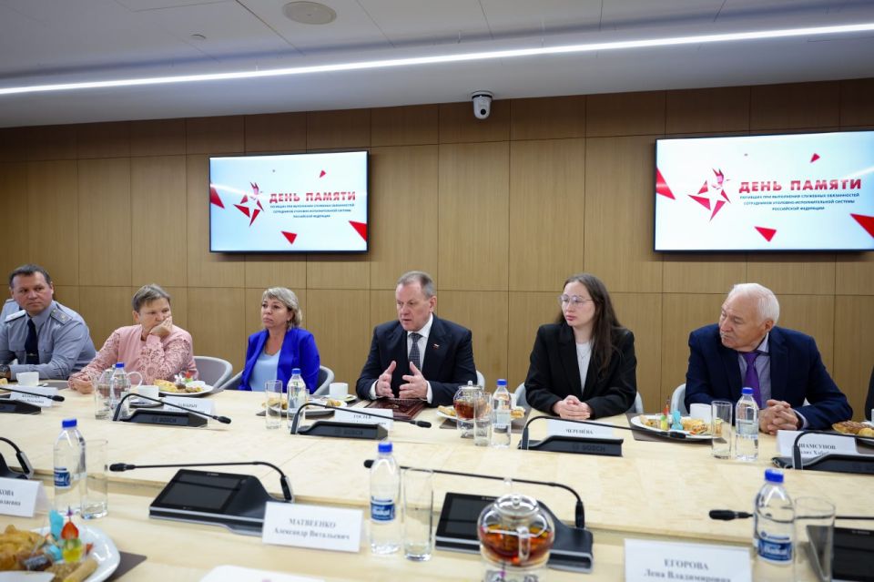 Директор ФСИН России генерал внутренней службы Российской Федерации Аркадий Гостев встретился с семьями сотрудников уголовно-исполнительной системы, погибших при выполнении воинского долга в ходе специальной военной операции... Директор ФСИН России генерал внутренней службы Российской Федерации Аркадий Гостев встретился с семьями сотрудников уголовно-исполнительной системы, погибших при выполнении воинского долга в ходе специальной военной операции...