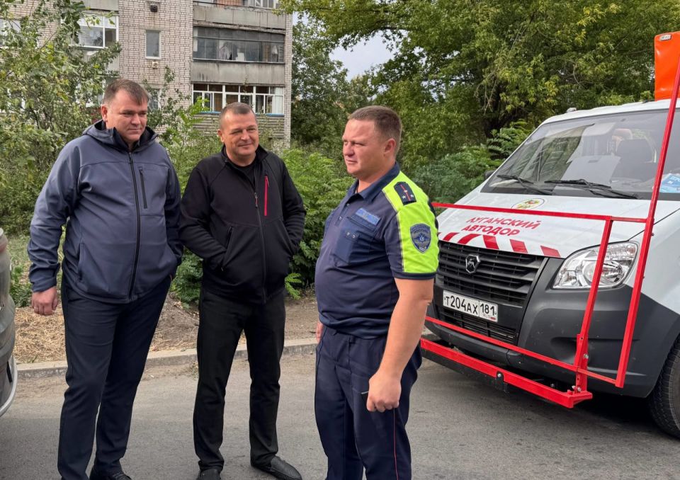 В целях повышения уровня безопасности дорожного движения и приведения автомобильных дорог в соответствие с установленными стандартами силами государственного унитарного предприятия ЛНР «Луганский автодор» начат комплекс... В целях повышения уровня безопасности дорожного движения и приведения автомобильных дорог в соответствие с установленными стандартами силами государственного унитарного предприятия ЛНР «Луганский автодор» начат комплекс...