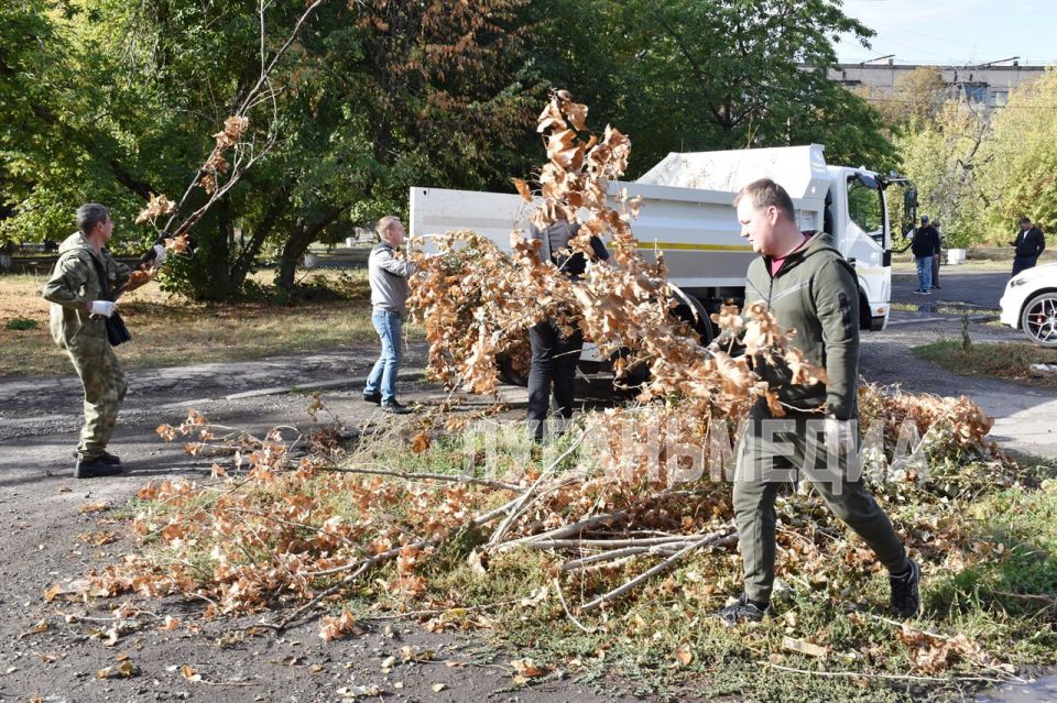 В Красном Луче рамках Всероссийской экологической акции «Зеленая Россия» на аллее в третьем микрорайоне состоялся субботник В Красном Луче рамках Всероссийской экологической акции «Зеленая Россия» на аллее в третьем микрорайоне состоялся субботник