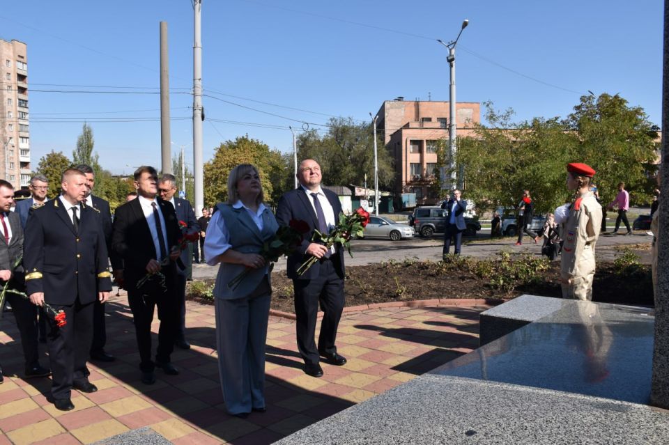 Светлана Гребенькова: От благодарных горожан. Сегодня, в ознаменовании 130-летия основания Алчевска, провели традиционную церемонию возложения цветов к подножию памятника Алексею Алчевскому, заложившему в 1895 году... Светлана Гребенькова: От благодарных горожан. Сегодня, в ознаменовании 130-летия основания Алчевска, провели традиционную церемонию возложения цветов к подножию памятника Алексею Алчевскому, заложившему в 1895 году...