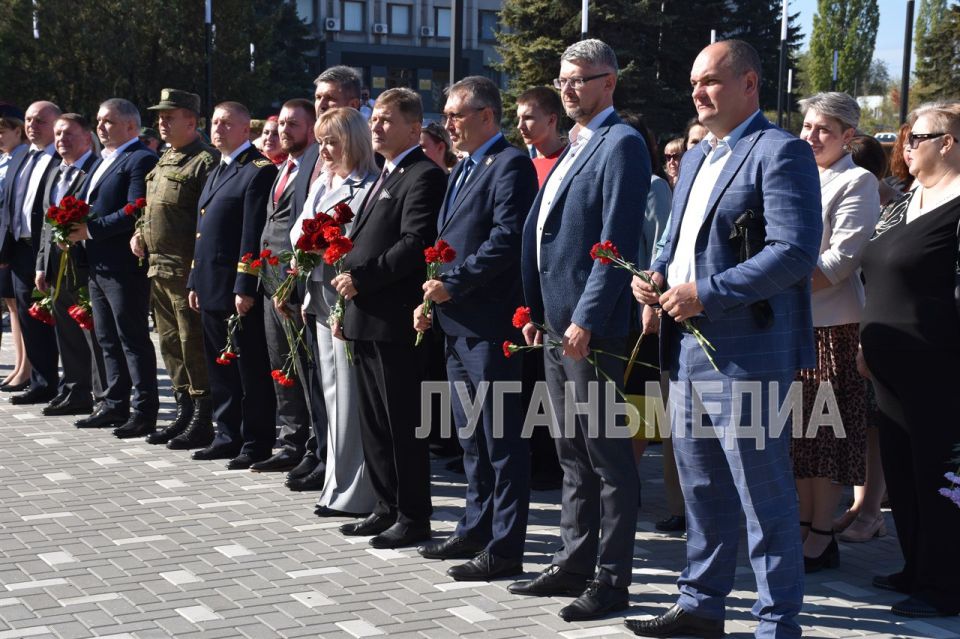 В преддверии 130-летия Алчевска жители возложили цветы к памятнику основателю города Алексею Кирилловичу Алчевскому В преддверии 130-летия Алчевска жители возложили цветы к памятнику основателю города Алексею Кирилловичу Алчевскому
