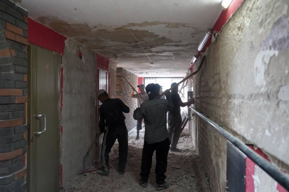 Строители демонтируют старую отделку в будущем Молодежном центре Алчевска, после чего приступят к следующему шагу — и дизайн-проект центра вскоре воплотится в жизнь, рассказал глава Минмолодежи ЛНР Михаил Голубович в своем... Строители демонтируют старую отделку в будущем Молодежном центре Алчевска, после чего приступят к следующему шагу — и дизайн-проект центра вскоре воплотится в жизнь, рассказал глава Минмолодежи ЛНР Михаил Голубович в своем...
