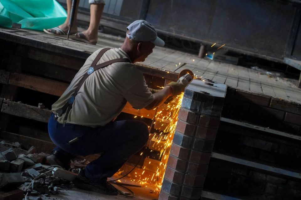 В Алчевске полным ходом идут ремонтные работы в будущем молодежном центре В Алчевске полным ходом идут ремонтные работы в будущем молодежном центре